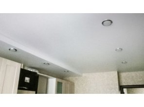 Двухуровневый матовый натяжной потолок на кухню 12,9 м2