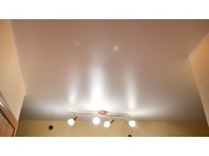 Бесшовный сатиновый натяжной потолок в прихожей 8,2 м2