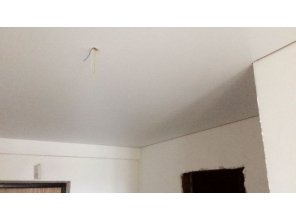 Бесшовный матовый натяжной потолок в прихожей 8,5 м2