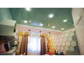 Бесшовный глянцевый натяжной потолок в детскую 12,6 м2