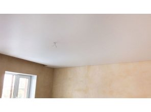 Бесшовный матовый натяжной потолок в гостиную 18,9 м2