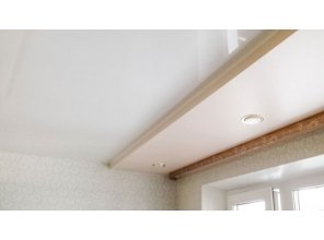 Двухуровневый глянцевый натяжной потолок для зала 20,6 м2