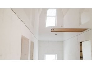 Глянцевый натяжной потолок в деревянном доме 22,9 м2