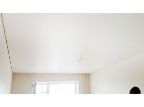 Бесшовный сатиновый натяжной потолок для зала 19 м2