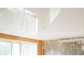 Бесшовный глянцевый натяжной потолок в спальню 12,4 м2