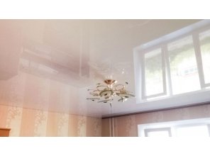 Бесшовный глянцевый натяжной потолок в гостиную 19,4 м2