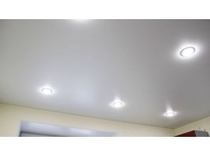 Бесшовный сатиновый натяжной потолок на кухню 10,3 м2