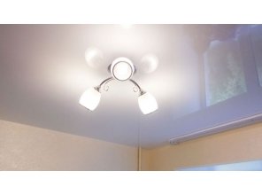 Бесшовный глянцевый натяжной потолок на кухню 12,7 м2