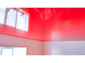 Глянцевый натяжной потолок в деревянном доме 21,5 м2