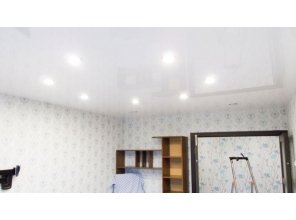 Бесшовный глянцевый натяжной потолок для зала 14,4 м2