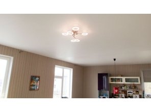 Сатиновый натяжной потолок в деревянном доме 42,6 м2