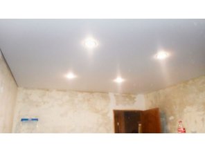 Бесшовный матовый натяжной потолок в гостиную 17,2 м2