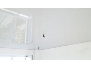 Бесшовный глянцевый натяжной потолок в гостиную 13,3 м2