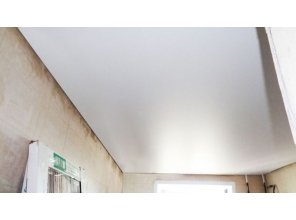 Бесшовный матовый натяжной потолок на кухню 11 м2