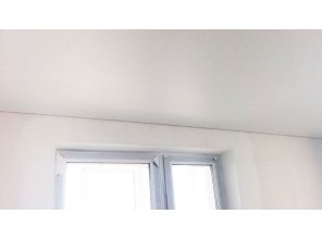 Бесшовный матовый натяжной потолок в спальню 12,1 м2