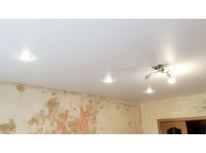 Бесшовный матовый натяжной потолок в гостиную 16,9 м2