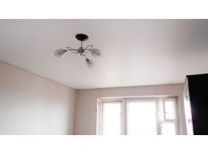 Бесшовный матовый натяжной потолок в гостиную 18,8 м2