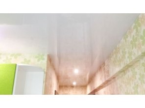 Бесшовный глянцевый натяжной потолок на кухню 12,3 м2