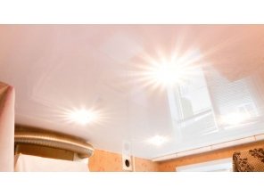 Бесшовный глянцевый натяжной потолок на кухню 7,1 м2