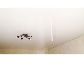 Бесшовный глянцевый натяжной потолок в гостиную 16,3 м2