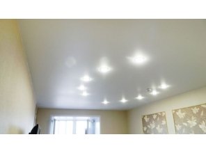 Бесшовный матовый натяжной потолок в гостиную 19,3 м2