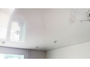 Бесшовный глянцевый натяжной потолок в гостиную 17,9 м2