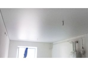 Бесшовный матовый натяжной потолок на кухню 19,7 м2