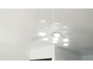 Бесшовный глянцевый натяжной потолок в гостиную 15,6 м2