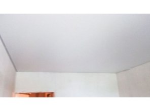 Бесшовный матовый натяжной потолок в спальне 9,7 м2