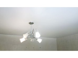 Монтаж потолка в гостиной 16 м2 с использованием пленки VIPCEILING серии MONLANGE M9001 (3.80)