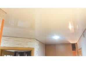 Бесшовный глянцевый натяжной потолок в коридор 7,5 м2