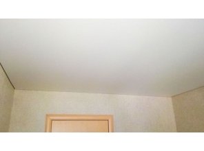 Матовый натяжной потолок в спальне 10,4 м2