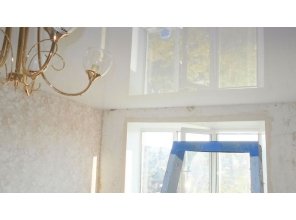 Бесшовный глянцевый натяжной потолок в спальню 17,8 м2