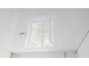 Бесшовный глянцевый натяжной потолок в гостиную 17,3 м2