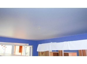 Бесшовный матовый натяжной потолок в гостиную 12,7 м2