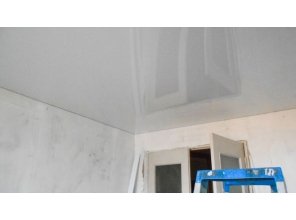 Бесшовный глянцевый натяжной потолок в гостиную 17,6 м2