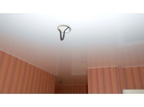 Бесшовный глянцевый натяжной потолок в коридор 10,4 м2