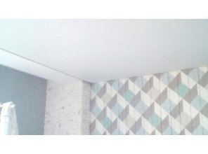 Бесшовный сатиновый натяжной потолок для зала 11,9 м2