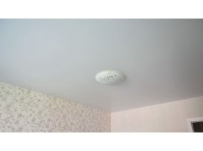 Бесшовный сатиновый натяжной потолок в спальне 11,2 м2