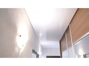 Бесшовный глянцевый натяжной потолок в коридор 5,4 м2