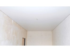 Бесшовный матовый натяжной потолок в спальню 14,7 м2