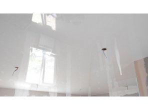 Бесшовный глянцевый натяжной потолок в квартиру 20,6 м2