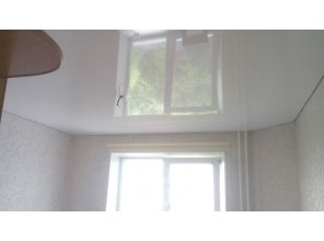 Бесшовный глянцевый натяжной потолок в спальню 9,2 м2