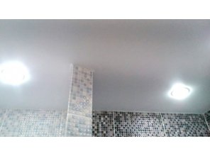 Бесшовный матовый натяжной потолок в ванную 2,5 м2