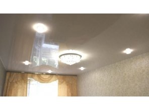 Бесшовный глянцевый натяжной потолок в гостиную 19,5 м2