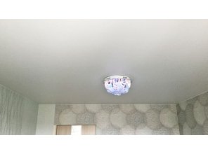 Монтаж потолка в спальне 12 м2 с использованием пленки VIPCEILING серии MONLANGE M9001 (3.25)