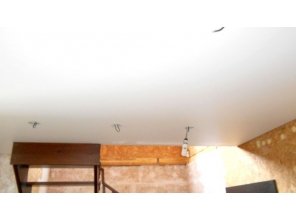 Сатиновый натяжной потолок в деревянном доме 11,7 м2