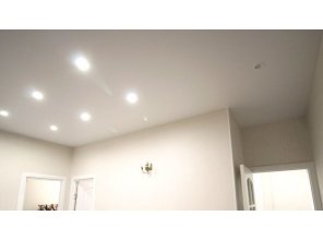 Бесшовный матовый натяжной потолок в коридор 13,6 м2