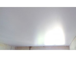 Бесшовный сатиновый натяжной потолок для зала 21,2 м2