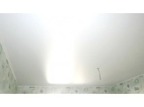 Бесшовный матовый натяжной потолок на кухню 10,5 м2